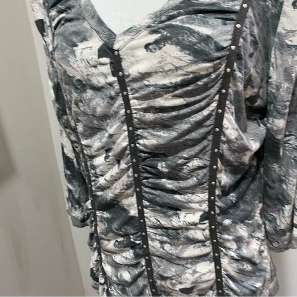 Apanage Grey and White Ruched 3/4 Sleeve Top Size 14 V-Neck Studded Tee - Picture 2 of 10